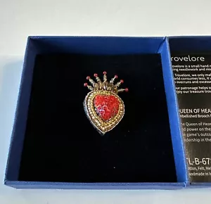Spilla/spilla TROVELORE ricamata a mano "REGINA DI CUORI" NUOVA - Foto 1 di 5