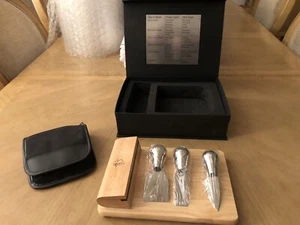 GESCHENKSET MIT 3 KÄSEMESSERN UND KÄSE-/SCHNEIDEBRETT ~ Weinservierliste Neu im Karton - Bild 1 von 7