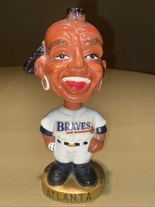 Brocca Atlanta Braves anni 60 mascotte Bobblehead base oro ECCELLENTI decalcomanie - Foto 1 di 17
