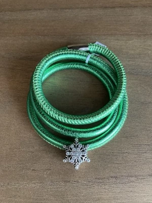 Brazalete Triple Cuero Brighton Woodstock 23" Verde Metálico con Dije de Cristal Foto 1 de 3