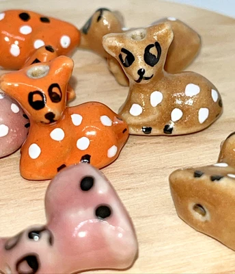 Porzellan Keramik Perlen Reh Rentier handbemalt mit Loch 4 Stück 17 mm bunt DIY - Bild 1 von 4