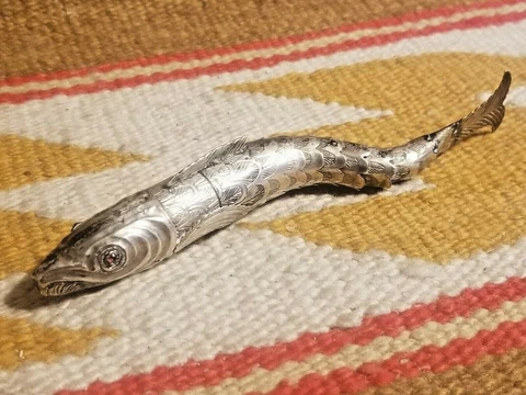 1780-1850 COIN STERLING SILVER 6" ARTICULATED FISH SNUFF VINAIGRETTE GARNET EYES Cover