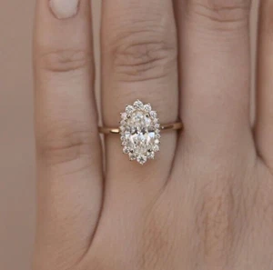 Anillo de compromiso vintage moissanita halo de corte ovalado de 2,50 quilates oro amarillo liso de 14 quilates - Imagen 1 de 11