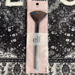 Elf Cosmetic Beauty Makeup Fan Brush - Picture 1 of 2