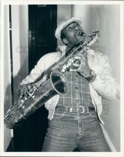 1981 Press Photo Cleavon Little as Jazz Legend Lester Young Playing Saxophone