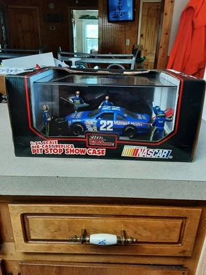 STERLING MARLIN 1-24 RACING CHAMPIONS # 22 FORD THUNDE NASCAR PIT STOP SHOW CASE - Imagem 1 de 3