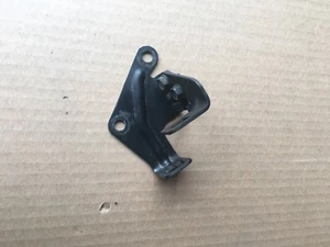 84 1984 CORVETTE C4 CRUISE CONTROL ACCELERATOR CABLE BRACKET 14038659 - Bild 1 von 1