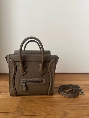 Bolsa de equipaje CELINE Nano en piel de becerro con batería color: beige Souris Foto 1 de 4