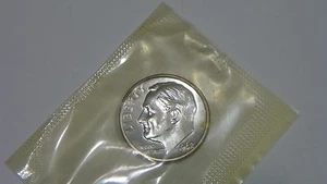1962 Silver Proof Roosevelt Dime in Cello from U.S. Proof Set - Picture 1 of 2