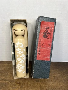 Bambola tradizionale giapponese Kokeshi con sakura bianca dal Giappone con scatola e carta - Foto 1 di 13