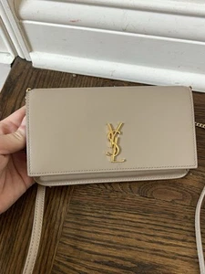 Bolso con soporte para teléfono SAINT LAURENT Cassandre beige oscuro de cuero liso - Imagen 1 de 15