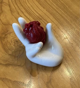 Anatomisches Herz in einem Porzellan Hand Briefbeschwerer - Bild 1 von 9