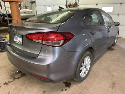 Alerón trasero usado se adapta a: Kia Forte SDN 2017 grado trasero A Foto 1 de 4