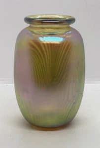Jarrón de vidrio artístico firmado Robert Eickholt 1984 diseño de pluma tirada iridiscente 6,5" - Imagen 1 de 6