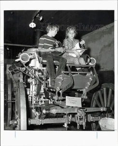 Foto de prensa 1973 Charles Wheeler, Valerie Wells en un viejo camión de bomberos, Texas - Imagen 1 de 2