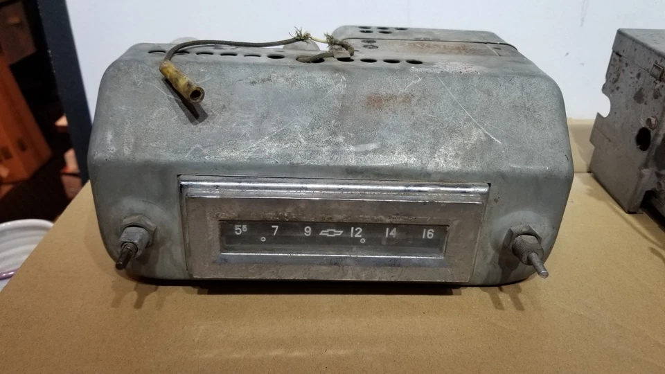 1956 Chevrolet Bel Air Delco 12 В AM трубка радио - дисплей или восстановление - Изображение 1 из 4