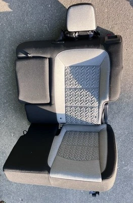 ASIENTO TRASERO IZQUIERDO CONDUCTOR COMPLETO Y REPOSABRAZOS CHEVROLET EQUINOX OEM 2023-2024 ✔️ Foto 1 de 4