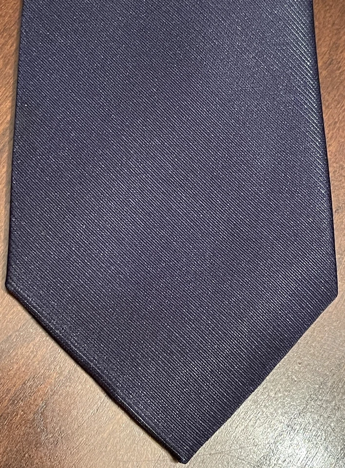 Van Heusen Blue 75% Polyester 25% Nylon Men’s Neck Tie Made In China - Image 1 of 4
