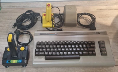 COMMODORE 64 C64 BISCOTTONE Funzionante + Alimentatore + cavi + 2 Joystick - Immagine 1 di 2