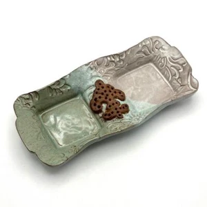 Plato para servir Libby D’s Studio Mardi Gras barro flor de lis plato nuevo Orlean - Imagen 1 de 8