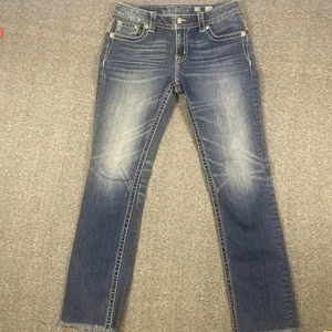 Miss Me Mid Rise Straight Gr. 30 X 31 Medium Wash Jeans Strass Gesäßtasche - Bild 1 von 13