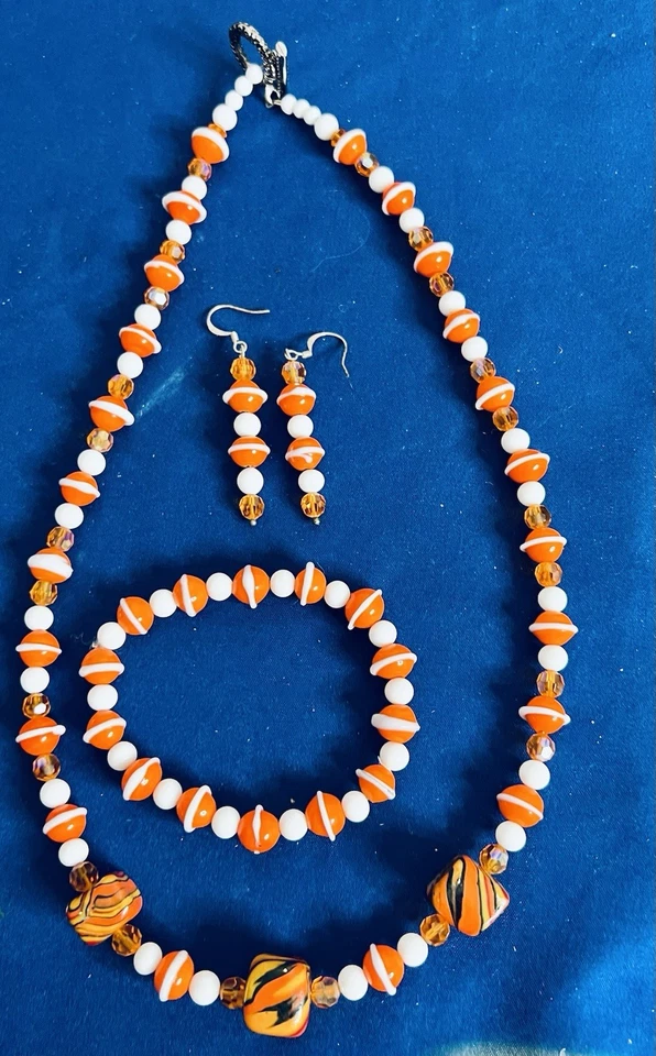 Juego de collar de cuentas de vidrio naranja, blanco, marrón. Lote de 3 piezas de fútbol para aficionados al deporte Foto 1 de 1