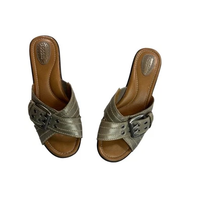Sandalia Fossil para mujer talla 6 metálica plateada dorada con hebilla de tacón de cuña Foto 1 de 4