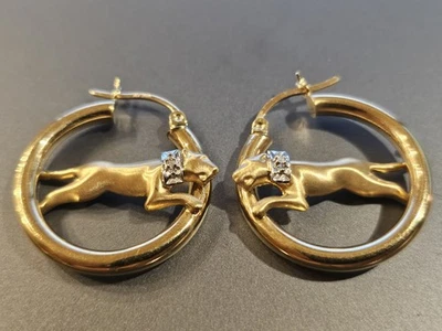 Pendientes tipo argolla de pantera de oro amarillo de 14k con cuello de diamantes  Foto 1 de 4