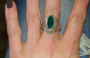 Alter ethischer Ring aus Silber und grünem Achat Kätzchen bildet eine Box / TD 54 - Bild 1 von 9