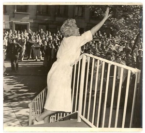 MARILYN MONROE Films SEVEN YEAR ITCH Candid 1954 New York Type 1 Press Photo - Picture 1 of 2