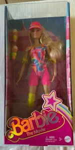 Barbie The Movie Signature Puppe Margot Robbie im Inline Skating Outfit HRB04 - Bild 1 von 4