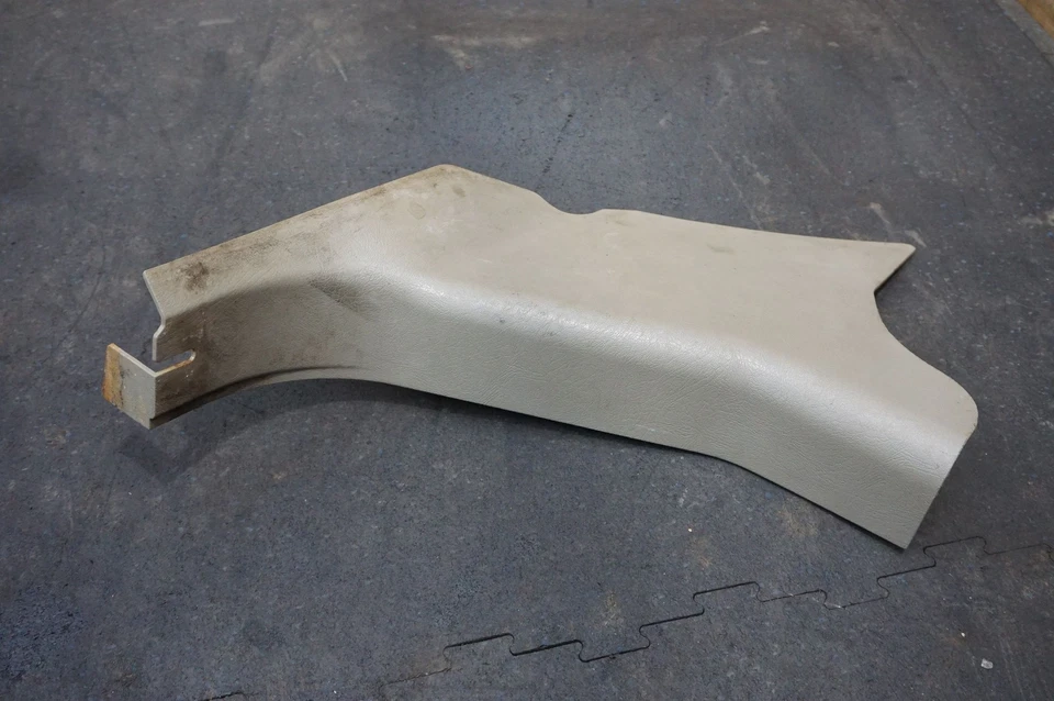 Cubierta del panel interior del pilar A inferior delantero derecho 15058301 Hummer H2 2003-09 Foto 1 de 4