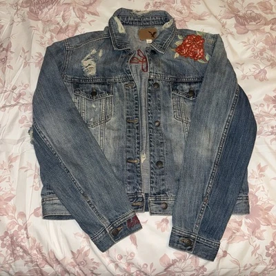Jaqueta American Eagle feminina jeans azul bordada flores apenas por diversão M - Imagem 1 de 4