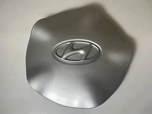 Genuine OEM Hyundai 52960-35200 Center Hub Cap 95 96 97 98 99 Sonata Tiburon NOS - Picture 1 of 2