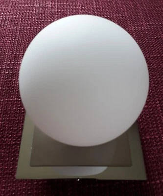 kleine, edle Kugel - Wandleuchte von Fischer, Glas, weiß, + 3 Ersatzlampen - Bild 1 von 4