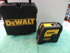 DEWALT DW0822 Livella laser autolivellante a linea trasversale e a piombo - ROSSO - con custodia - Foto 1 di 15