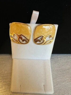 Pendientes Avon Vintage Esmalte Crema y Tono Dorado COMO NUEVOS Foto 1 de 4