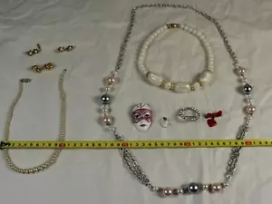 Konvolut Modeschmuck - Halsketten, Broschen, Anhänger, Ohrschmuck - 10 tlg. /334 - Bild 1 von 12