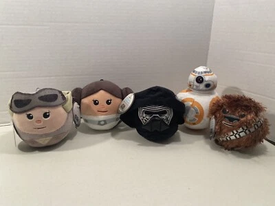 NUEVO CON ETIQUETAS SELLO FLUFFBALLS STAR WARS Lote de 5 REY, KYLO REN, BB-8, Chewbacca, Leia Foto 1 de 2