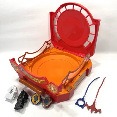 LOTE Estuche de Viaje Beyblade Metal Fusion Arena con 2 Hojas de Metal y Lanzadores Hasbro Foto 1 de 4