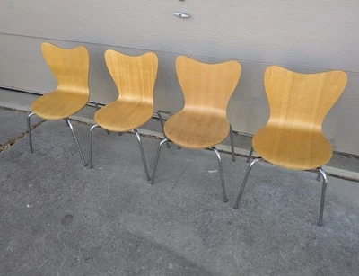 Juego de 4 sillas West Elm Child tamaño niño madera curvada mediados de siglo estilo moderno Foto 1 de 4