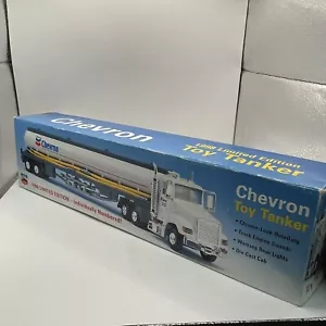 Chevron 1998 Spielzeug Tankwagen - Druckgusskabine - Lichter & Sounds - Limited Edition - Bild 1 von 24