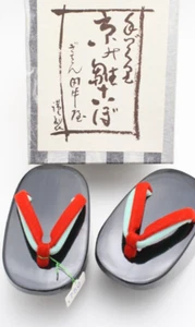 Vintage Neu aus altem Lagerbestand japanische Kind/Puppe/Geisha Mädchen Holzschuhe Hausschuhe mit Box ¥ - Bild 1 von 14