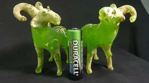 Ein Paar chinesische Glaswidder -- Jahreswidder -- durchscheinendes grünes Glas - Bild 1 von 12