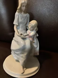 Statuina porcellana libro lettura mamma con figlia vintage su base BELLISSIMA - Foto 1 di 19