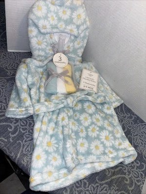 NUEVO CON ETIQUETAS Moderno Bebé Azul Margarita Juego de 4 Piezas Albornoz con Capucha, 3 Paños Talla 0-9 Mo Foto 1 de 4