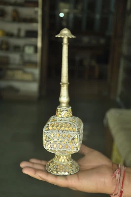 Botella/aspersor vintage de agua de rosas de trabajo con cuentas/ajustado espejo artesanal de latón Foto 1 de 4