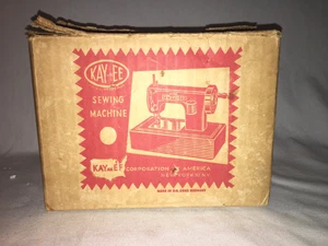 KAYANEE SEW MASTER SEWING MACHING VINTAGE TOY BATTERY OPERATED IN BOX - Picture 1 of 12