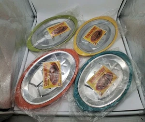 Lotto di 4 piatti colorati vintage MCM anni 60 cucina King Sizzling bistecca - Foto 1 di 13