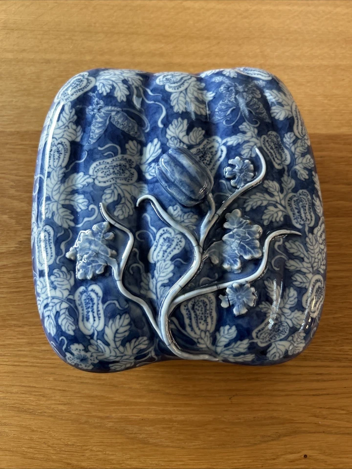 Plato vegetal chino cubierto de porcelana azul y blanco con patrón cantón Foto 1 de 4